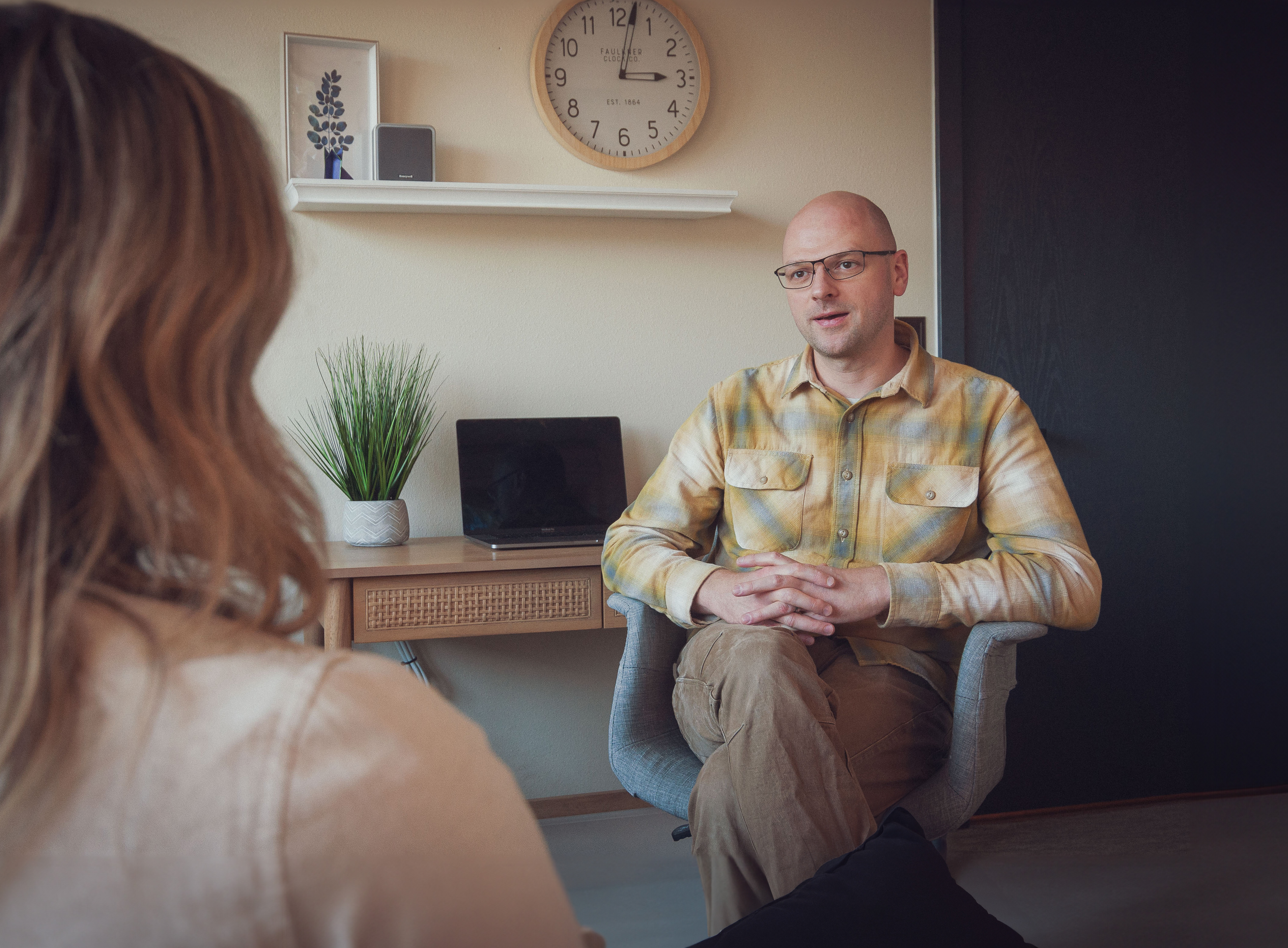 Steven Wallace counseling a client